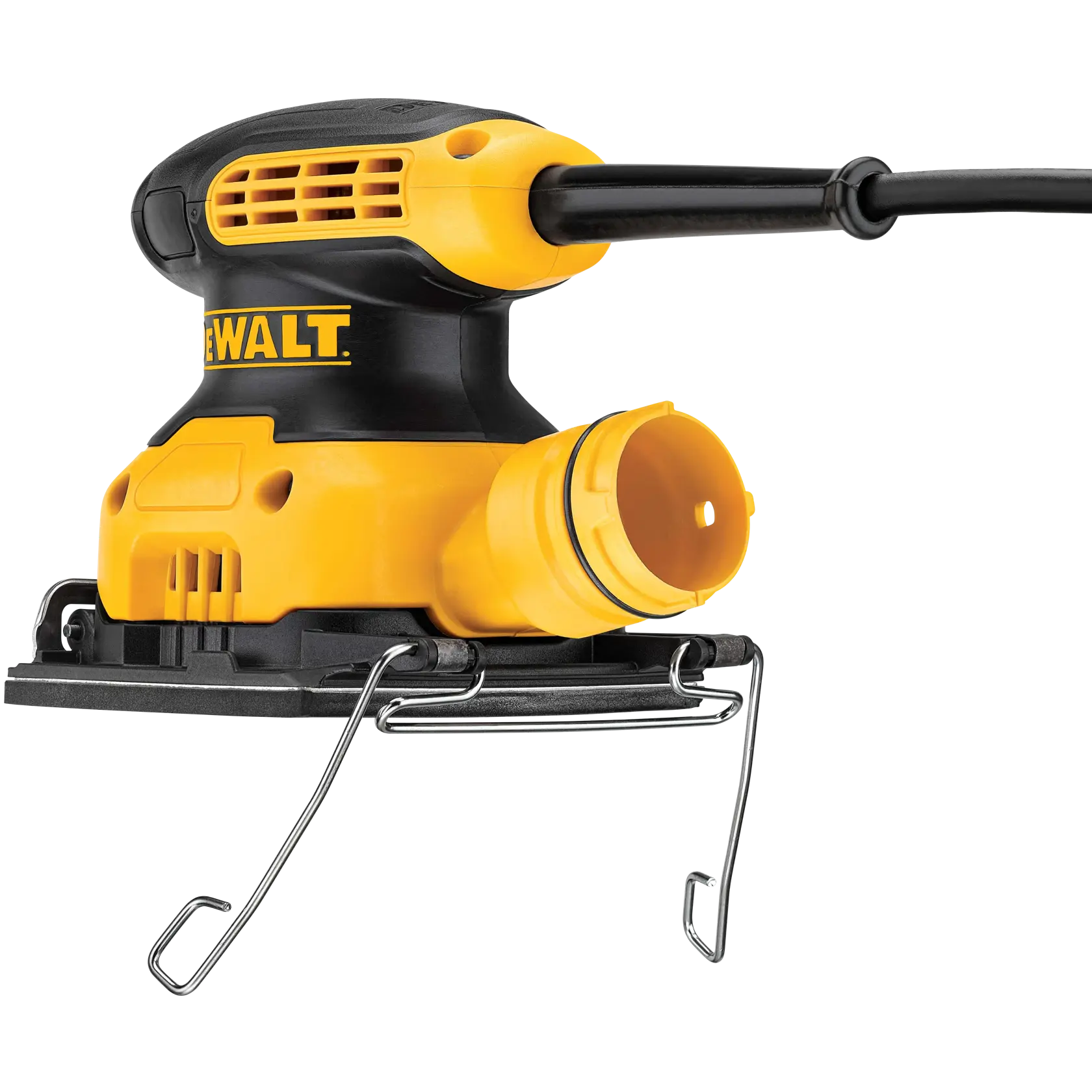 Foto em close-up de uma pessoa com luvas de trabalho usando uma lixadeira de palma amarela DEWALT (SKU: DWE6411) para lixar a superfície de uma tábua de madeira ao ar livre.