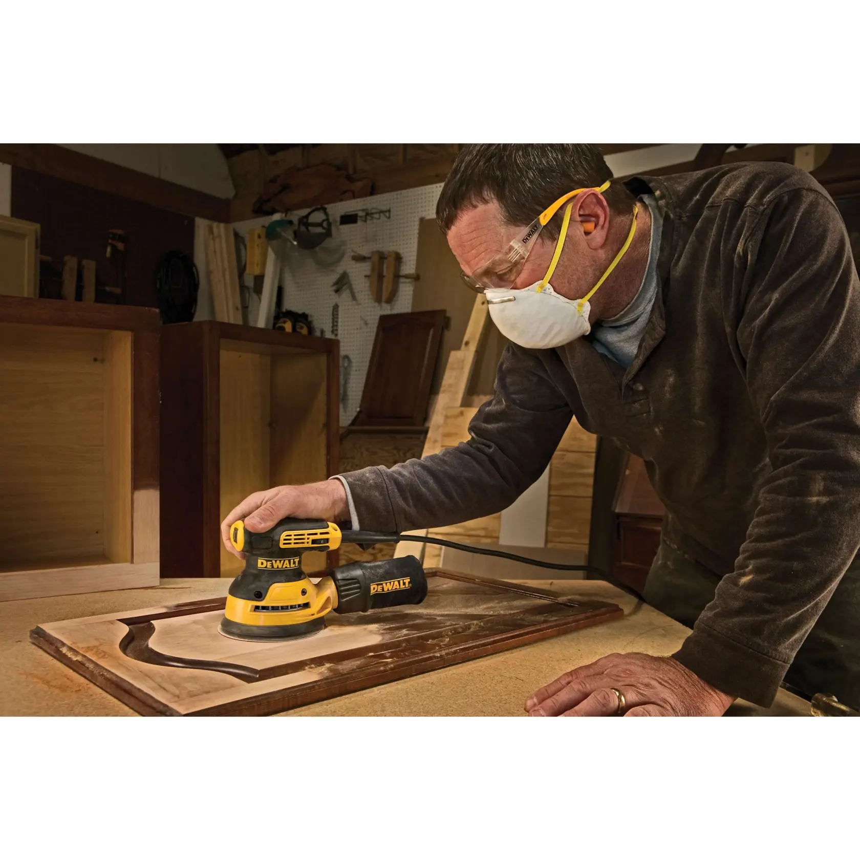Vista de perto de uma ferramenta elétrica DEWALT com design preto e amarelo, mostrando um selo 'PERFORM PROTECT' em vermelho e amarelo na ferramenta e abaixo dela.