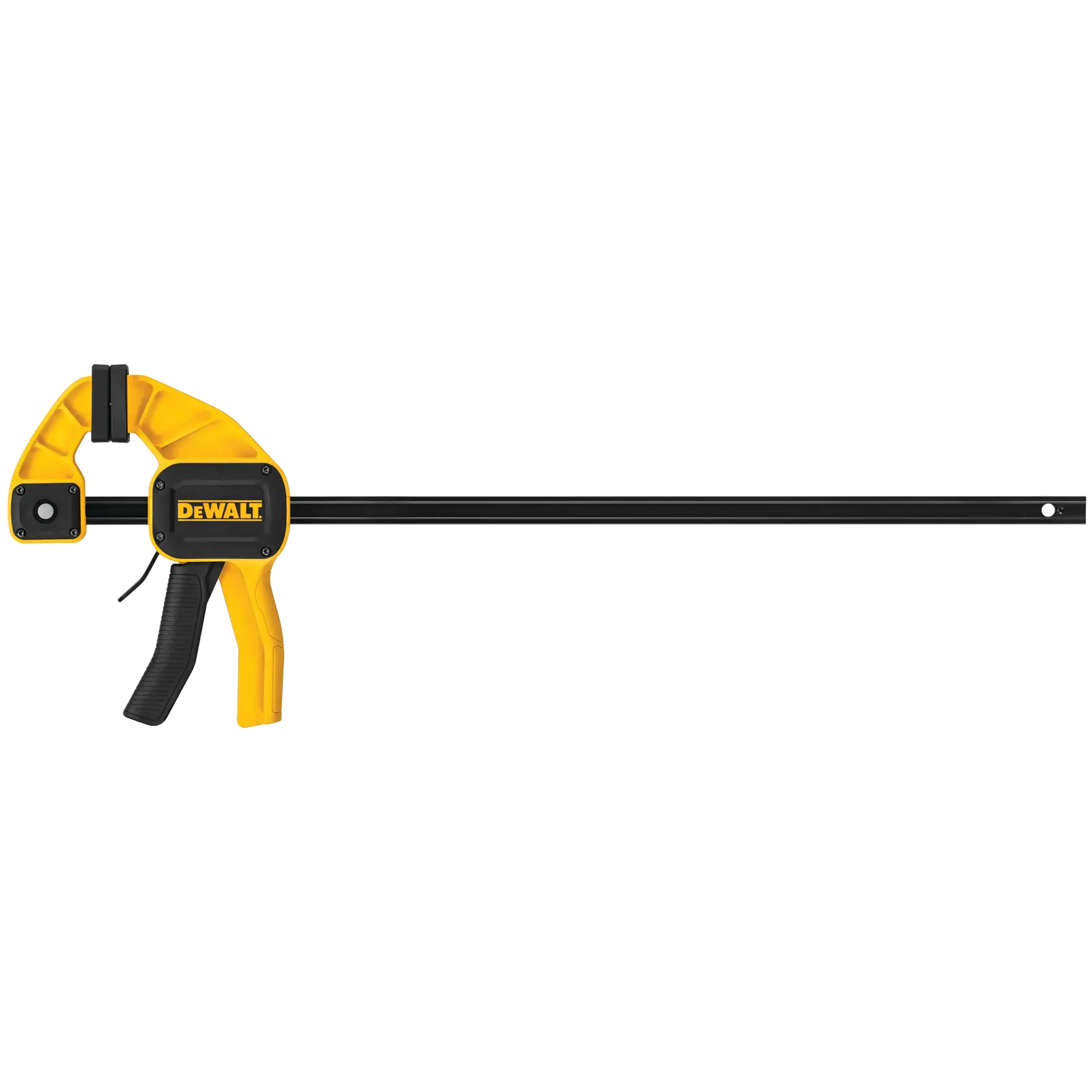 Um grampo de barra DEWALT com cabo amarelo e preto, utilizado para segurar materiais de forma segura durante trabalhos de marcenaria ou construção.