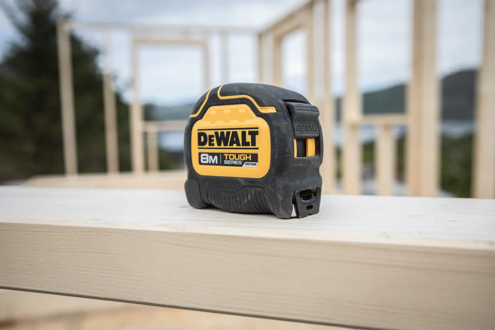 Trena DEWALT Tough Series de 8 metros sobre uma viga de madeira em obra.