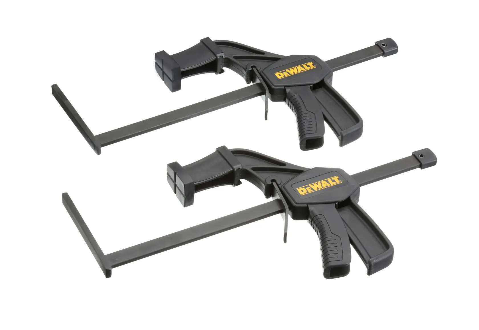 Dois grampos de liberação rápida DEWALT, pretos, apresentados lado a lado em um fundo branco. Cada grampo possui um cabo em formato de pistola e braços de fixação alongados.