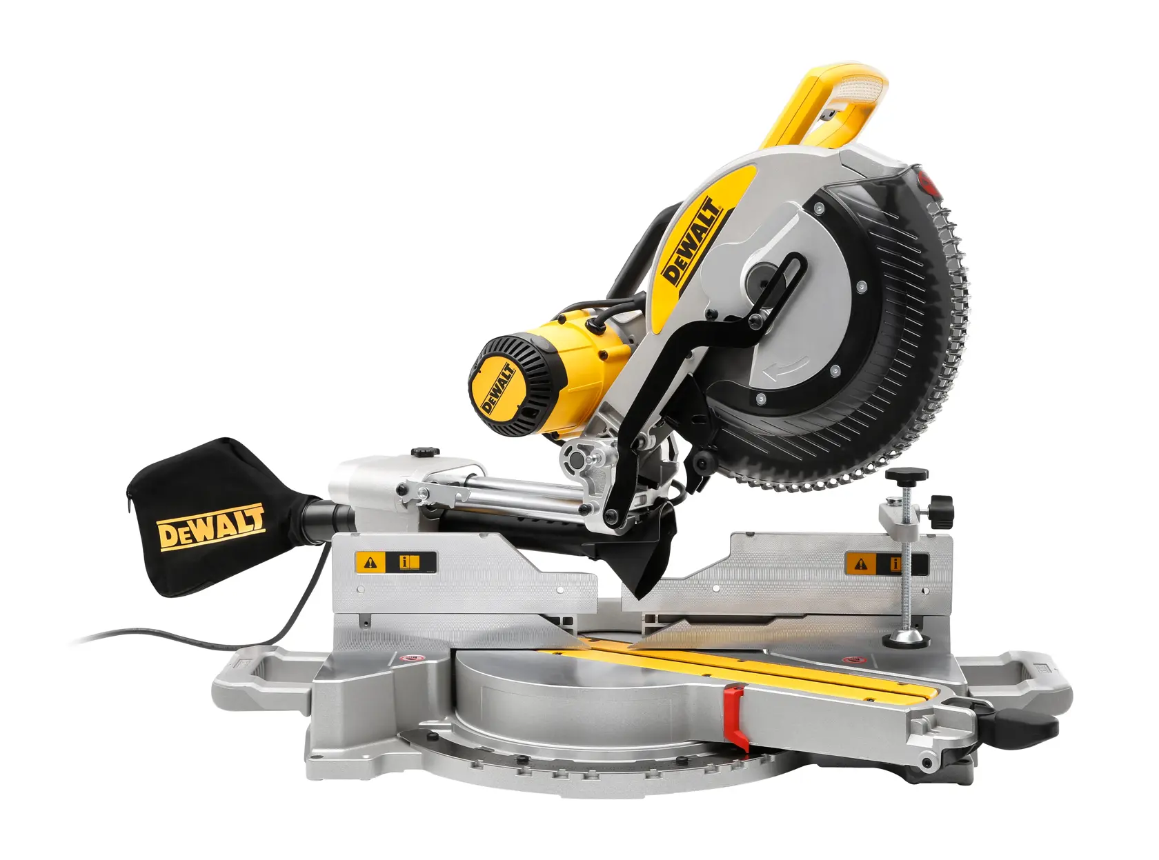Um trabalhador da construção civil usando colete de segurança e capacete está utilizando uma serra de meia-esquadria DEWALT DWS780 para cortar uma peça de madeira em um canteiro de obras externo.