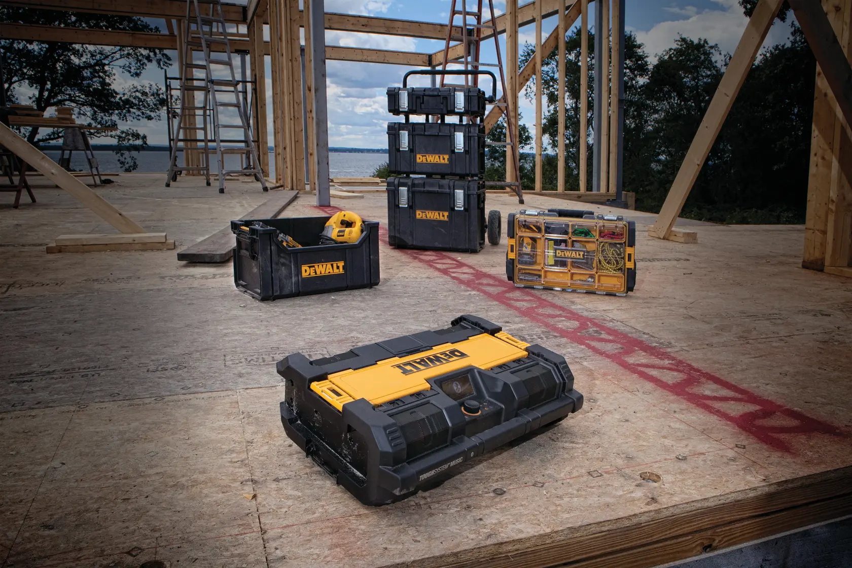 Caixas de ferramentas DEWALT e acessórios em um local de construção de madeira com escadas e estrutura.