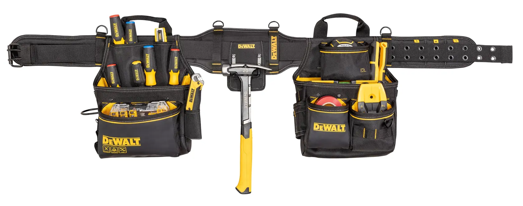 Un cinturón para herramientas negro y amarillo de la marca DEWALT con múltiples bolsillos que contienen varias herramientas manuales como destornilladores, un martillo, una cinta métrica y otros accesorios. El cinturón está diseñado para facilitar el acceso y la organización de herramientas.