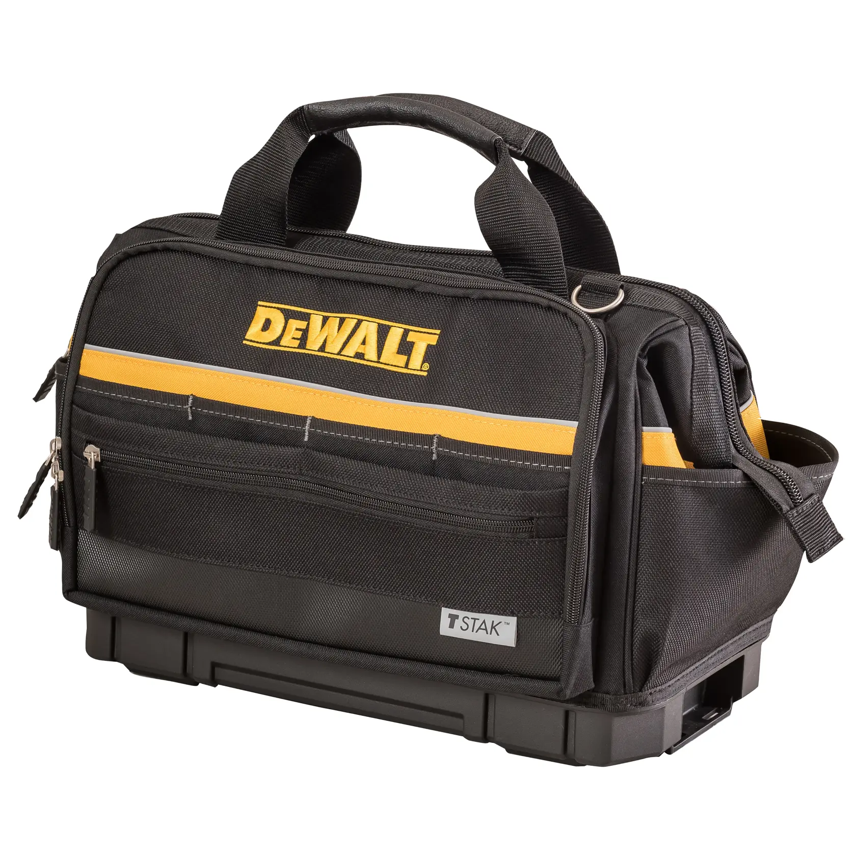 Uma bolsa de ferramentas preta da marca DEWALT com detalhes amarelos e vários compartimentos, que possui alças de transporte e uma base resistente. A bolsa tem um bolso frontal com zíper e está identificada como 'TSTAK'.