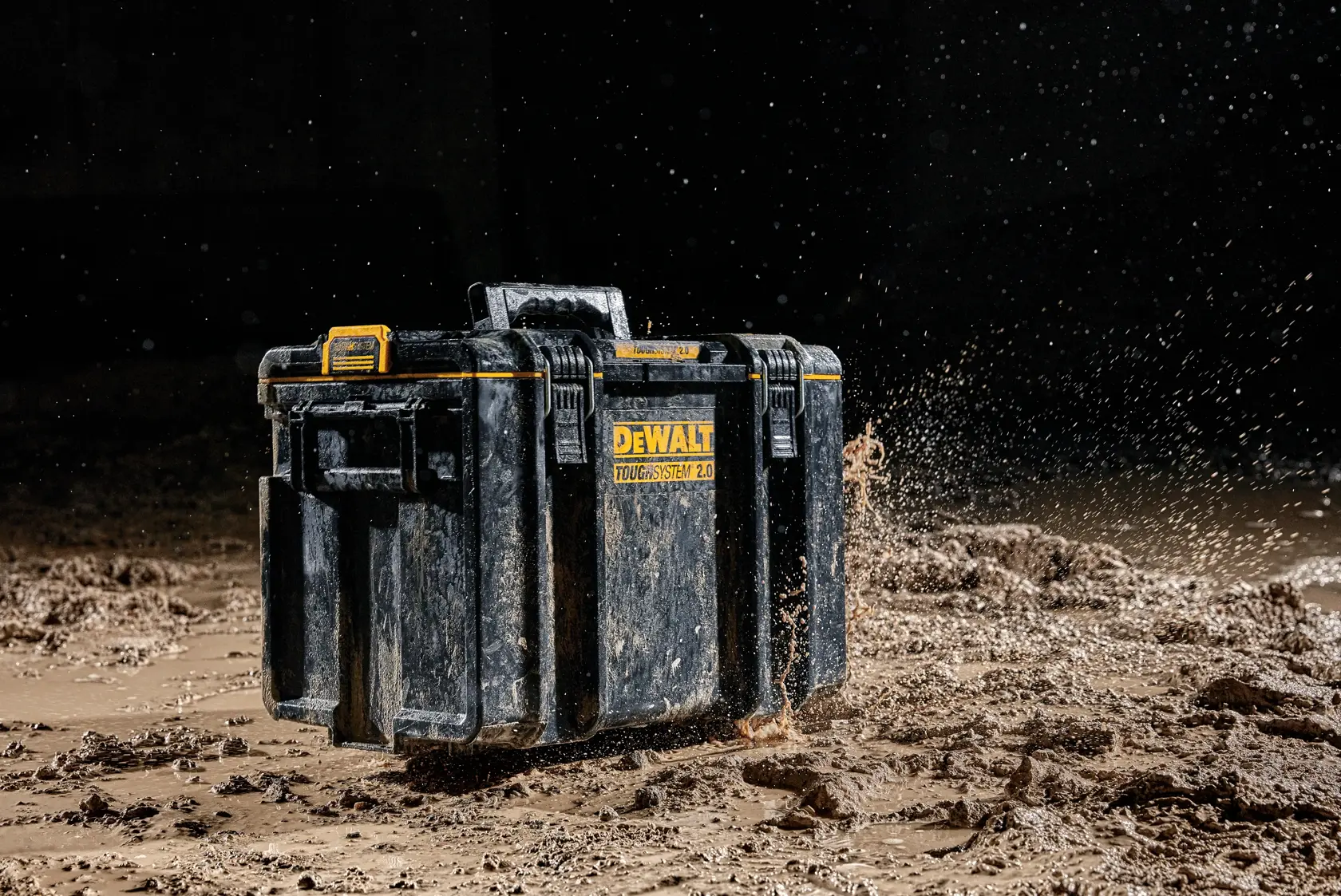 Caixa DEWALT ToughSystem 2.0 na lama, demonstra durabilidade e resistência à água.