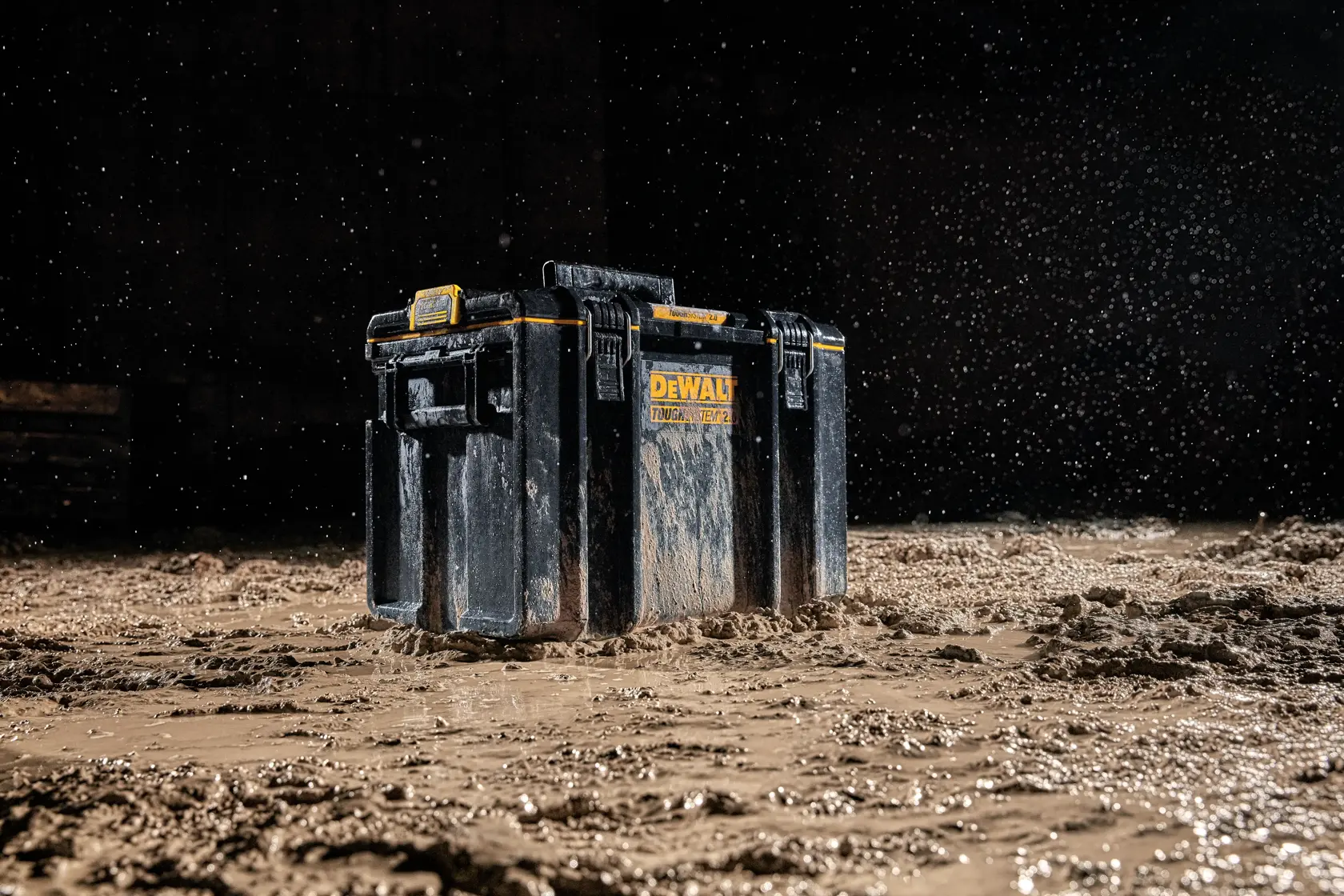 Caixa de ferramentas DEWALT DWST83342-1 na lama com água, evidenciando durabilidade.