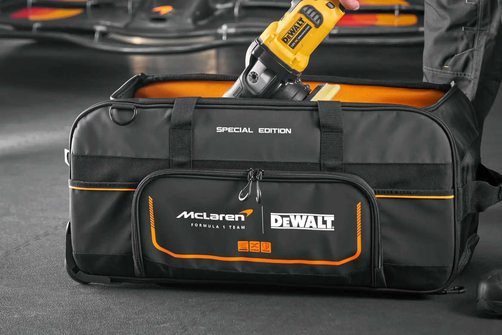 Mala com rodas longas da edição McLaren