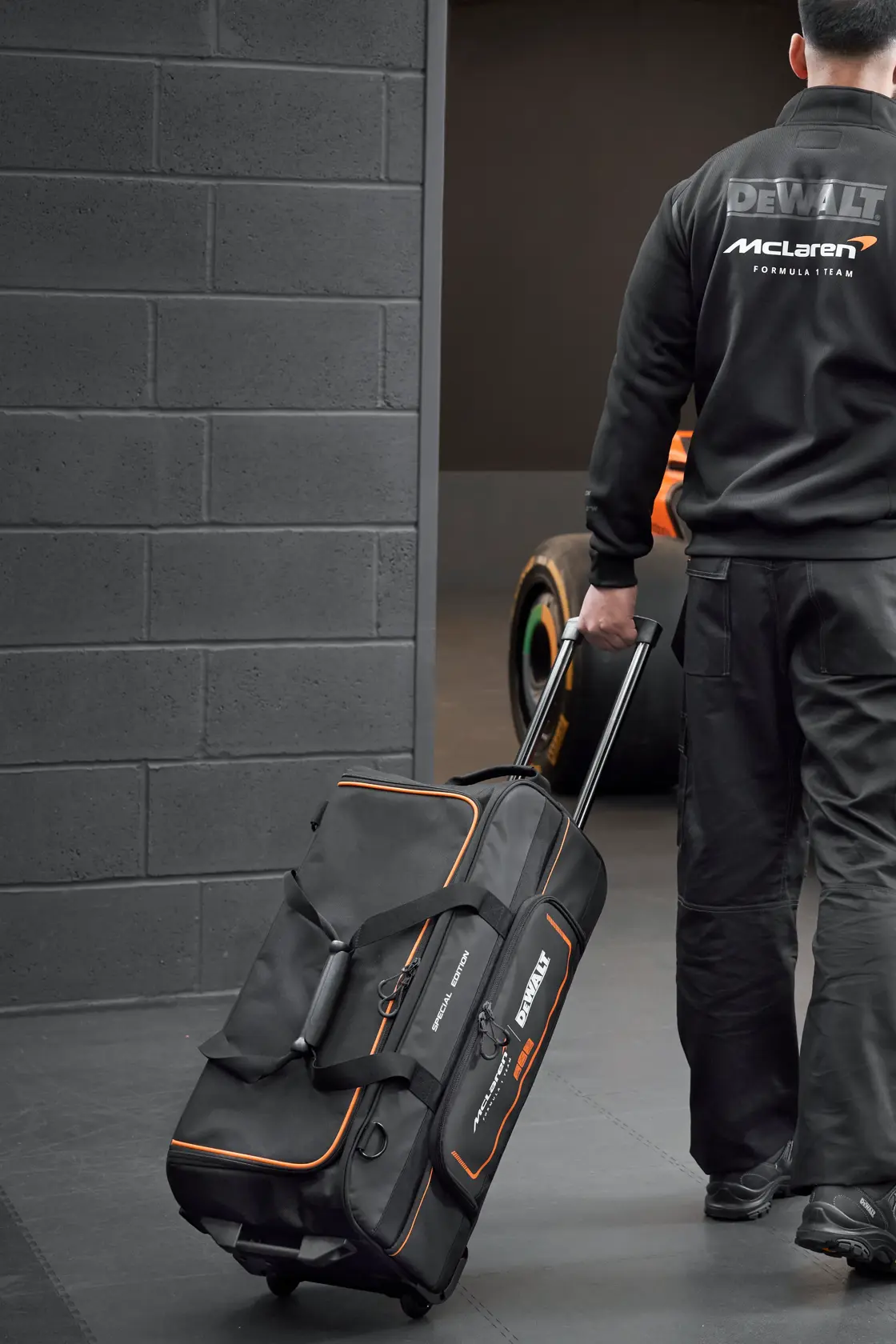 Mala com rodas longas da edição McLaren