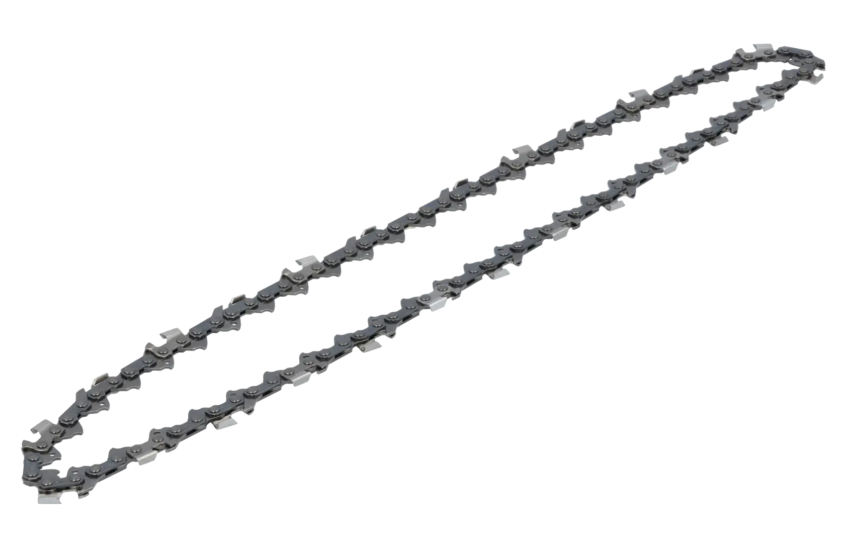 Cadena de motosierra de metal con dientes afilados sobre fondo blanco.