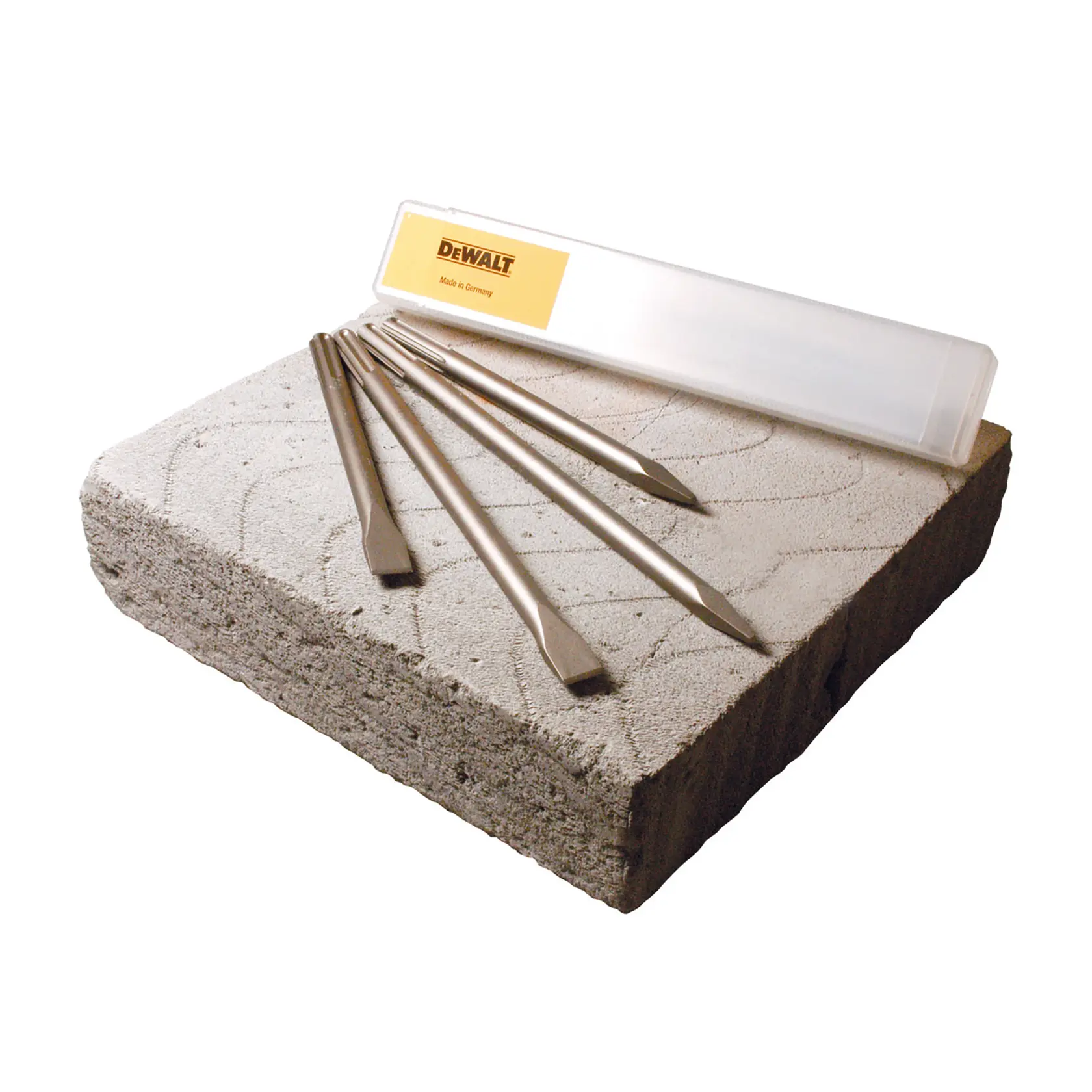 Um conjunto de ponteiros SDS Max DEWALT exibido sobre um bloco de concreto, com uma caixa de armazenamento plástica transparente rotulada DEWALT ao fundo.
